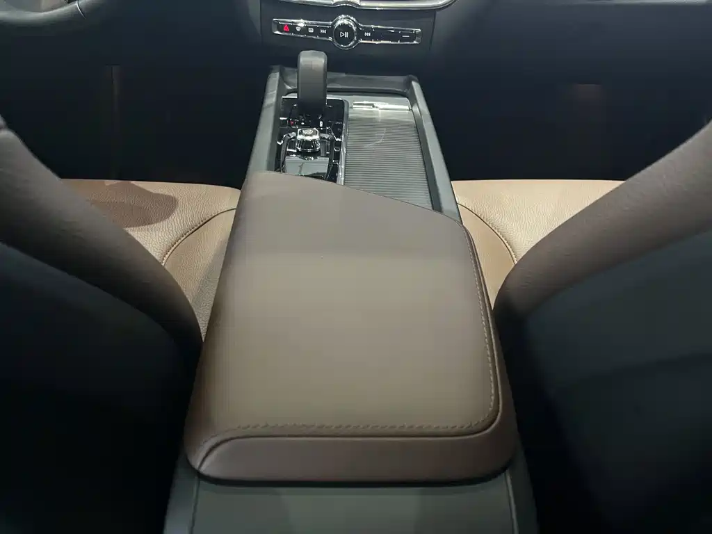 Volvo XC60 — фото 21