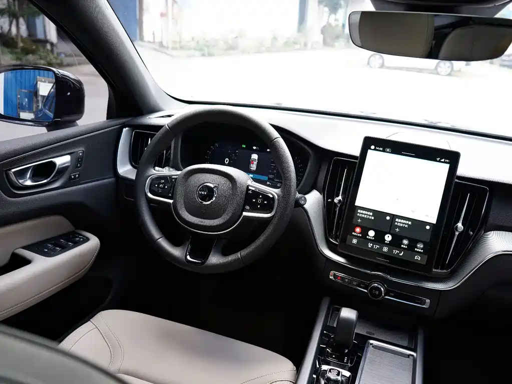 Volvo XC60 — фото 10