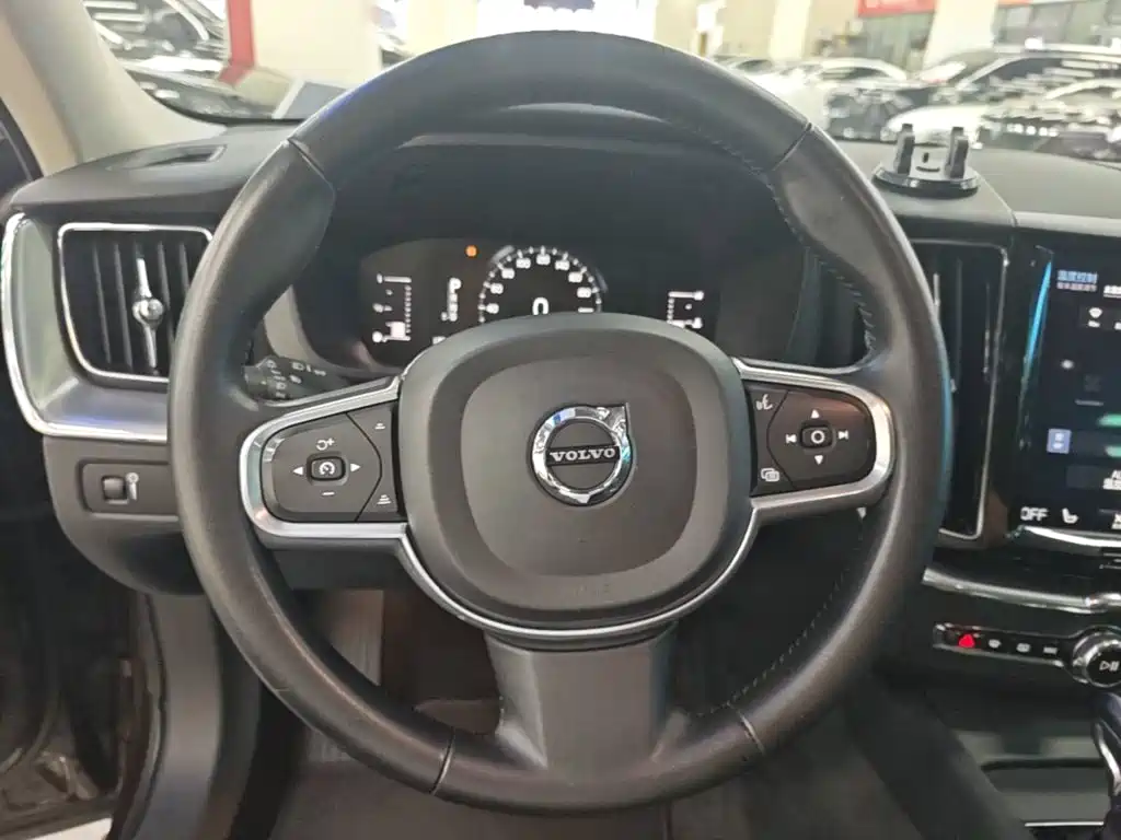 Volvo XC60 — фото 11