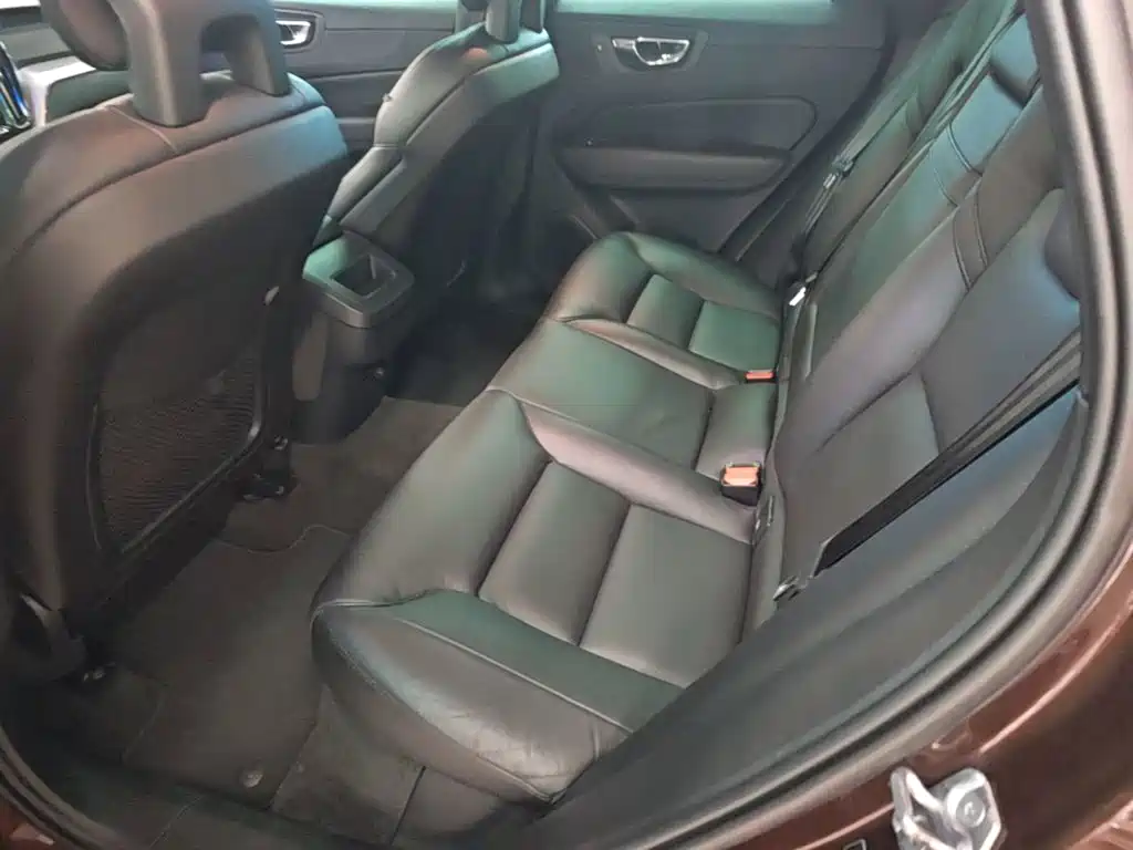 Volvo XC60 — фото 17