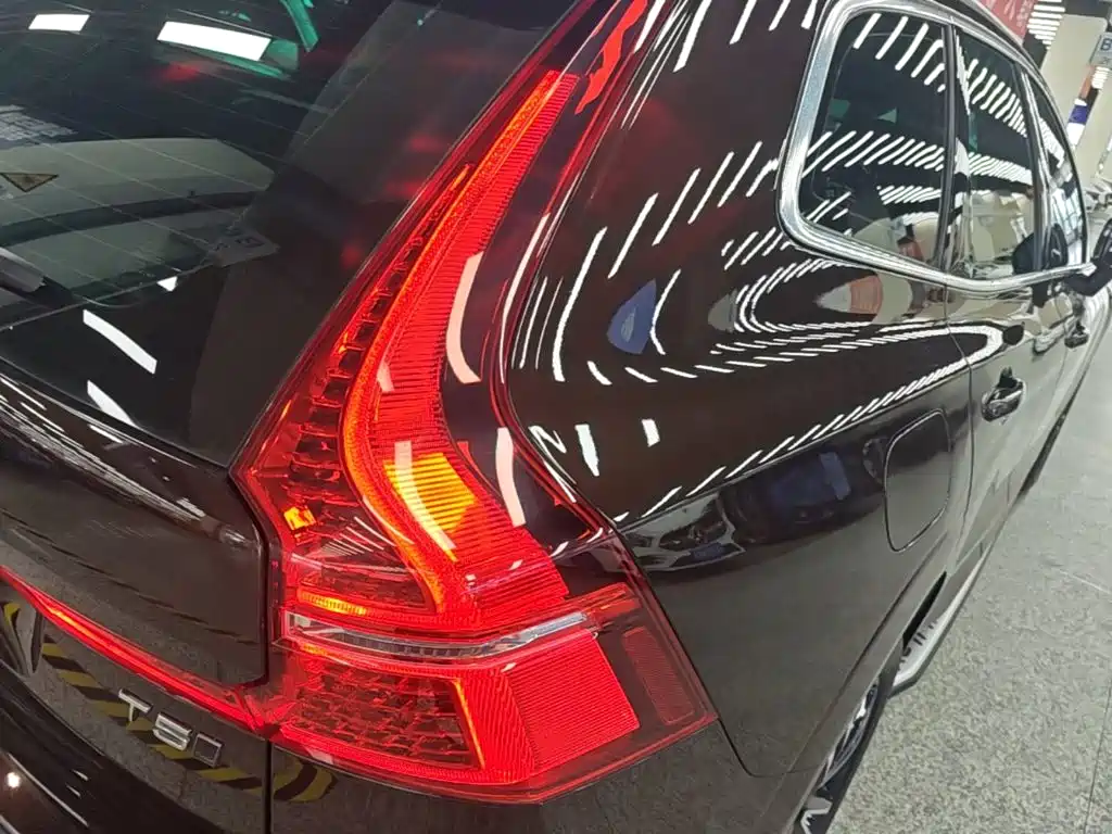 Volvo XC60 — фото 8