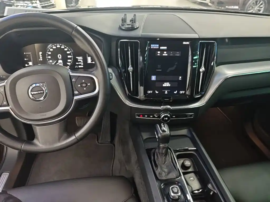 Volvo XC60 — фото 10