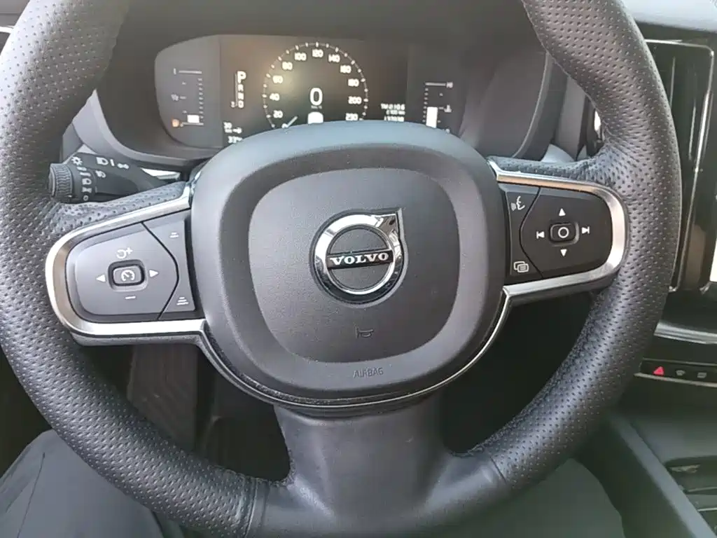 Volvo XC60 — фото 11