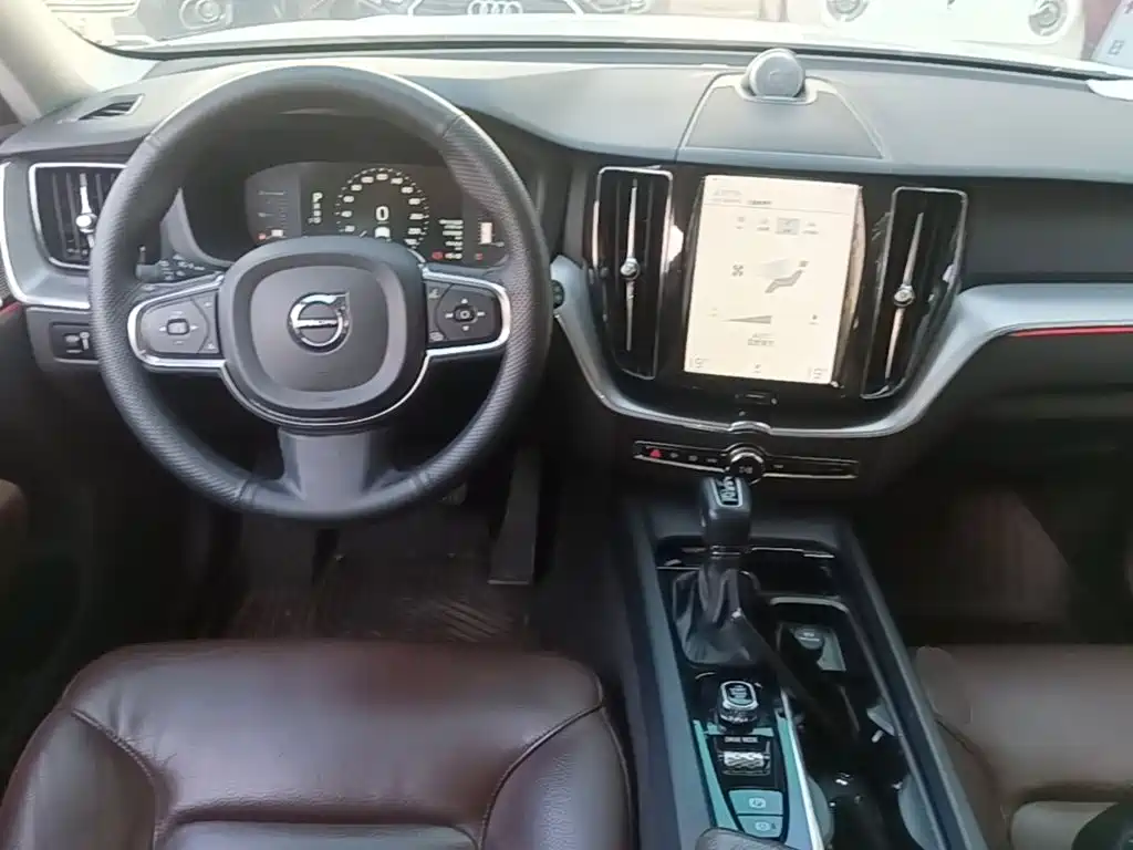 Volvo XC60 — фото 10