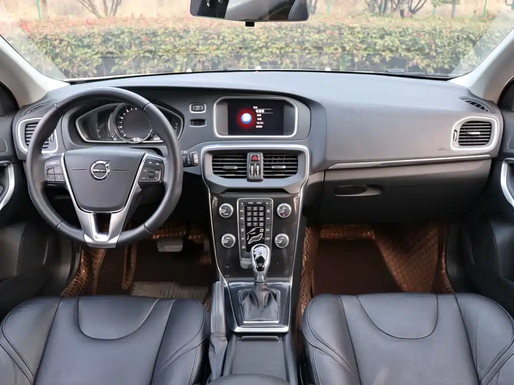 Volvo V40 — фото 9
