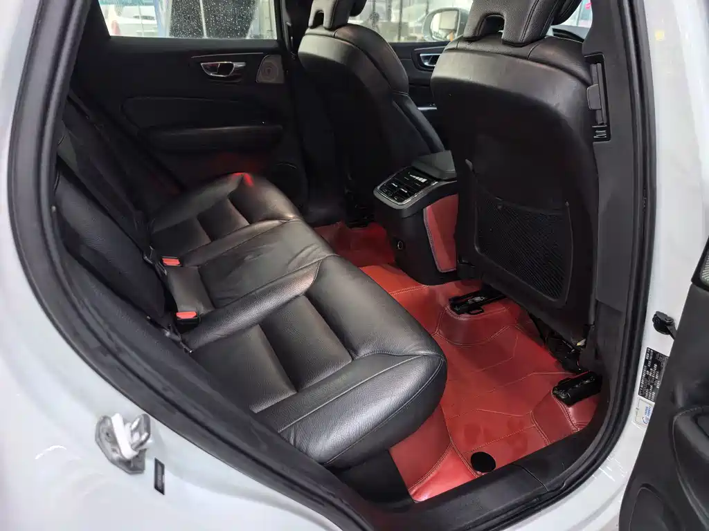 Volvo XC60 — фото 10
