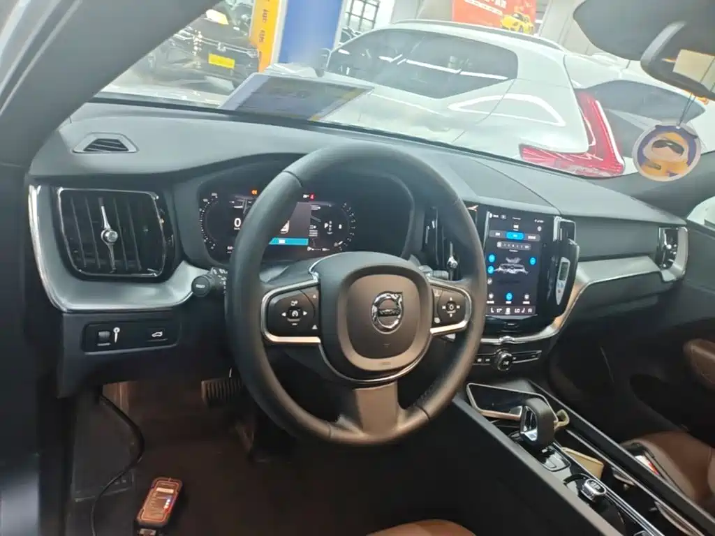 Volvo XC60 — фото 10