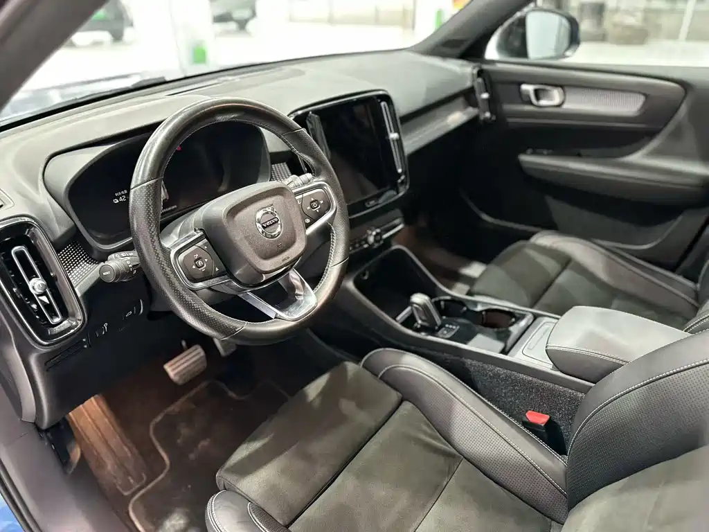 Volvo XC40 NEV — фото 4