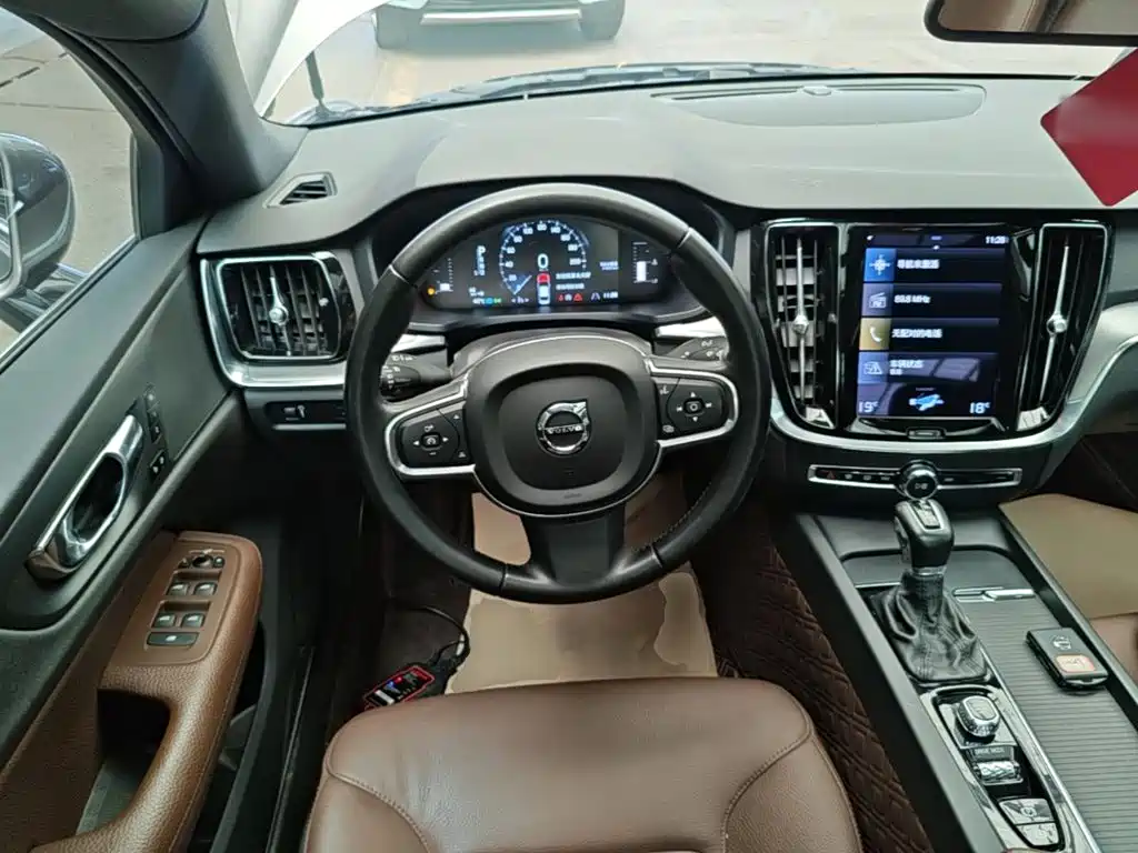 Volvo S60 — фото 11