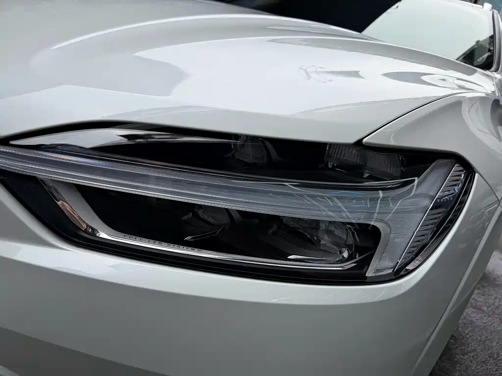 Volvo XC60 — фото 4