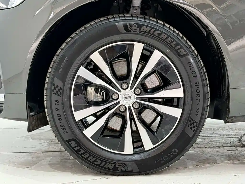 Volvo XC60 — фото 11