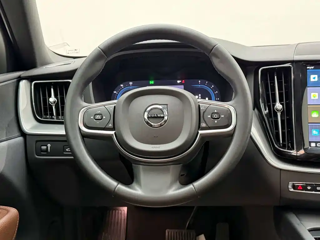 Volvo XC60 — фото 14