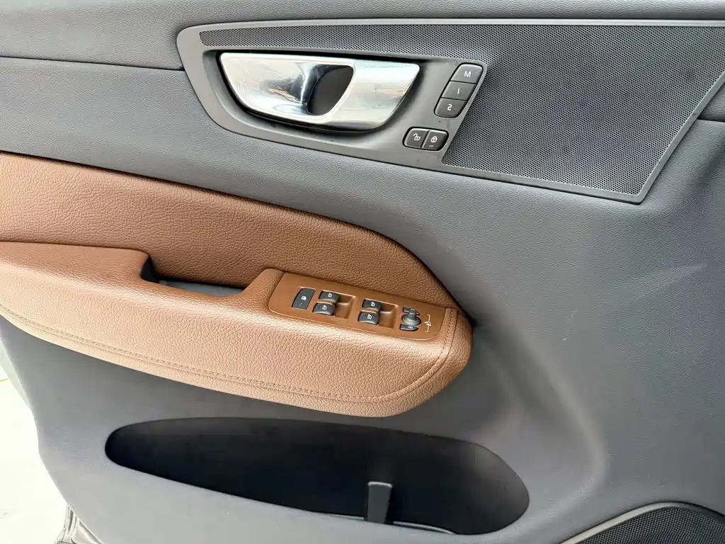 Volvo XC60 — фото 16