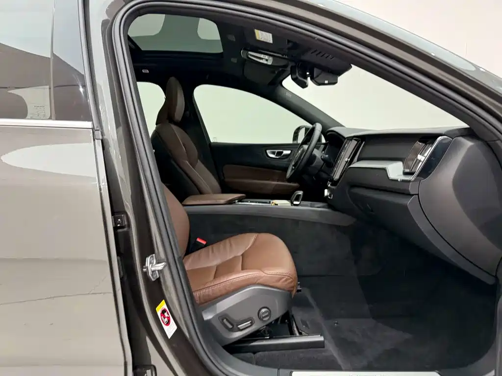 Volvo XC60 — фото 17