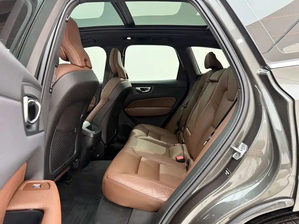 Volvo XC60 — фото 18
