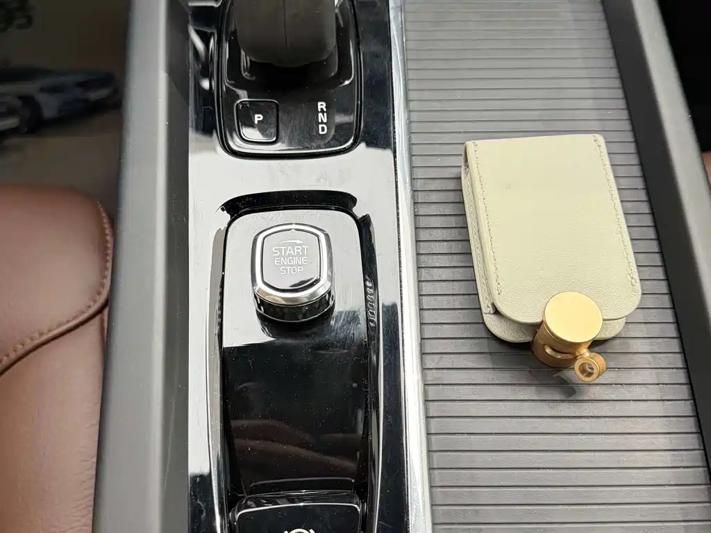 Volvo XC60 — фото 19