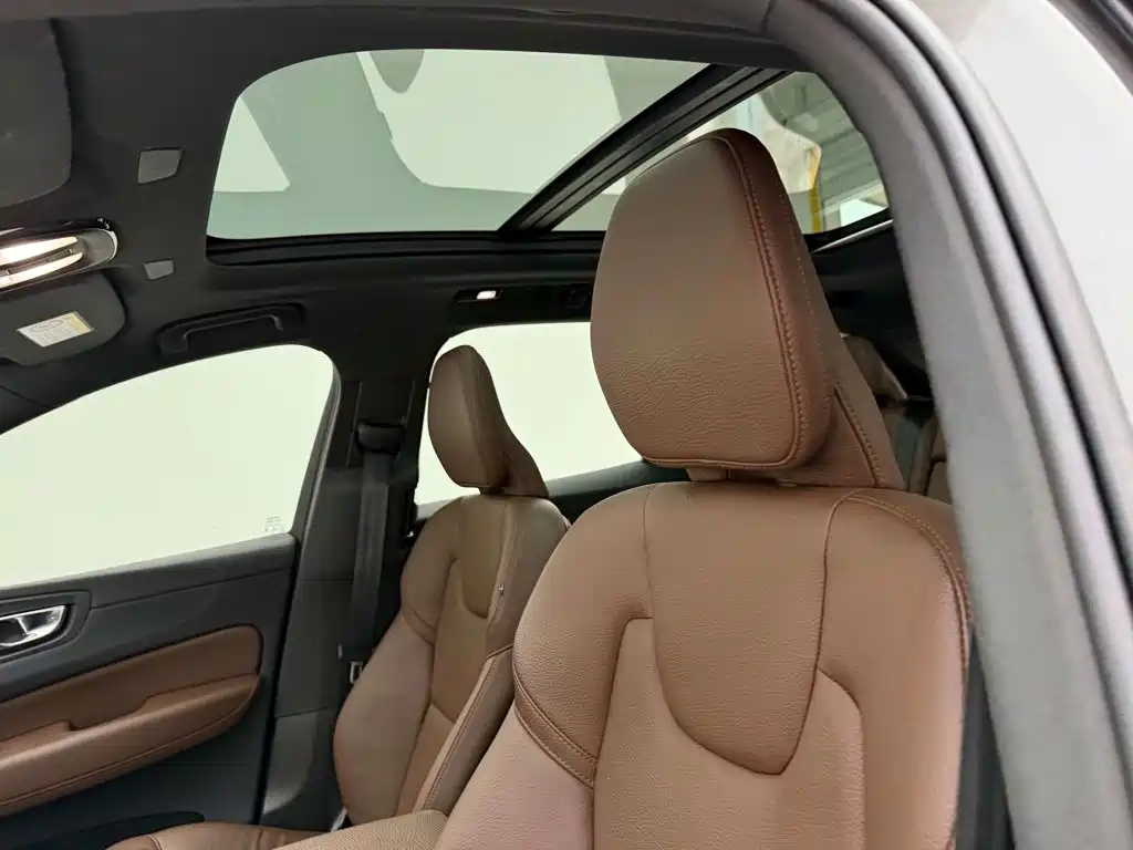 Volvo XC60 — фото 24