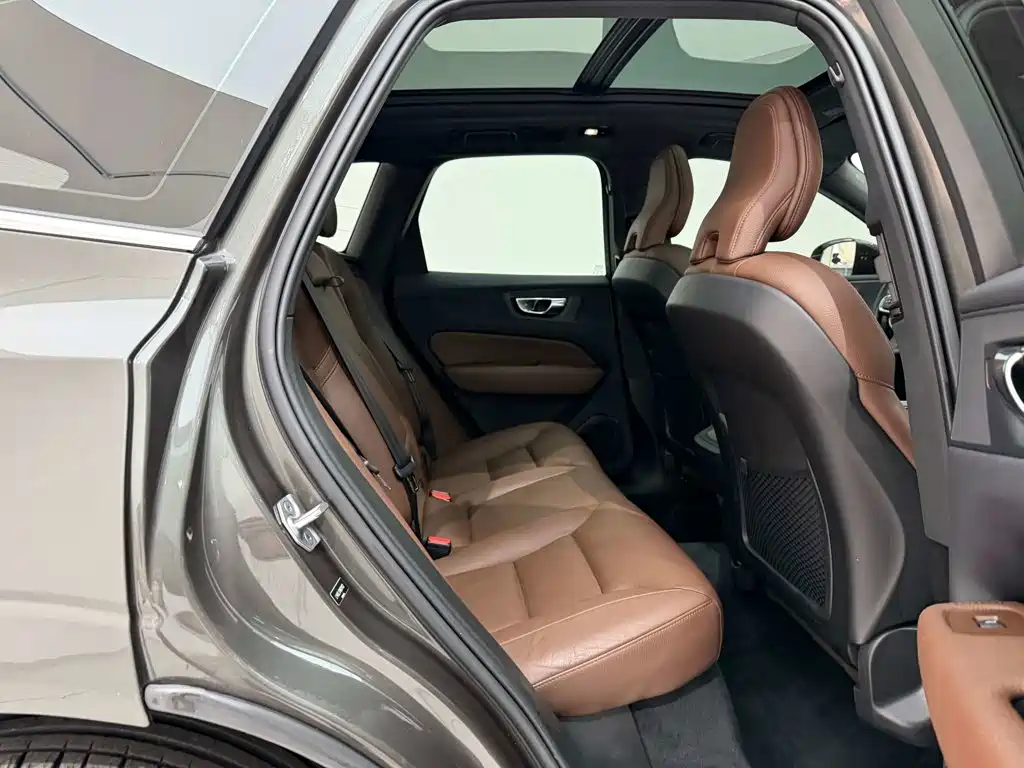 Volvo XC60 — фото 25