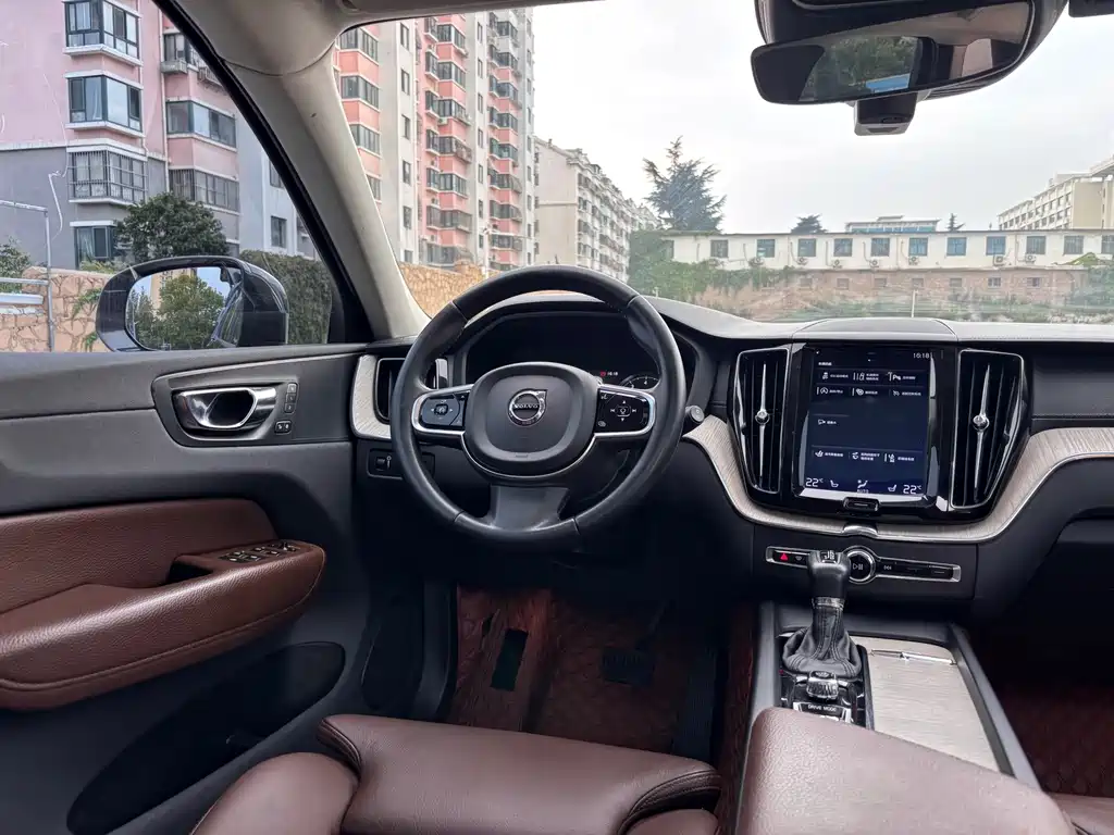 Volvo XC60 — фото 17