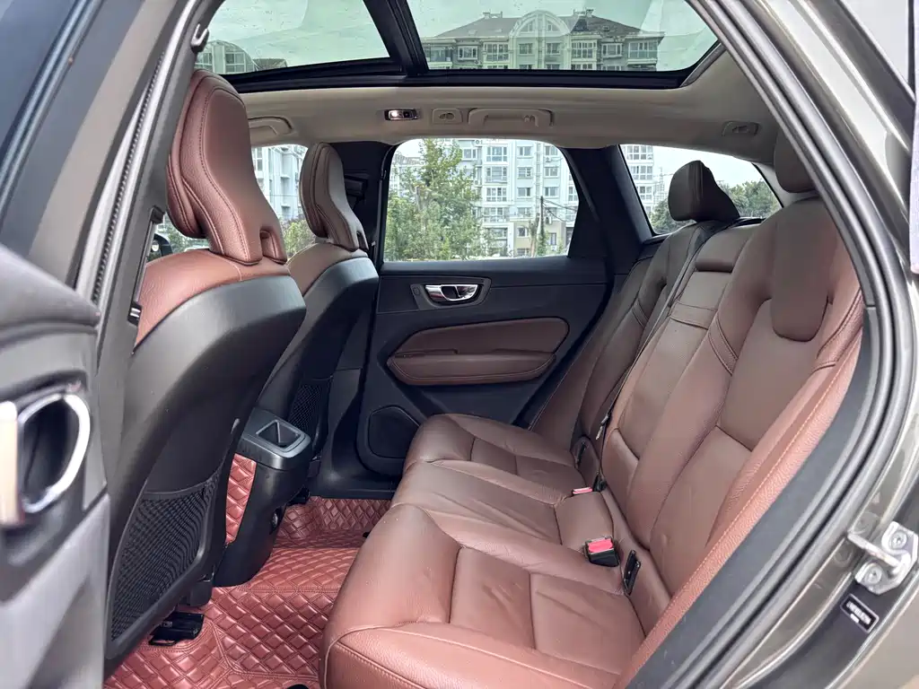 Volvo XC60 — фото 10