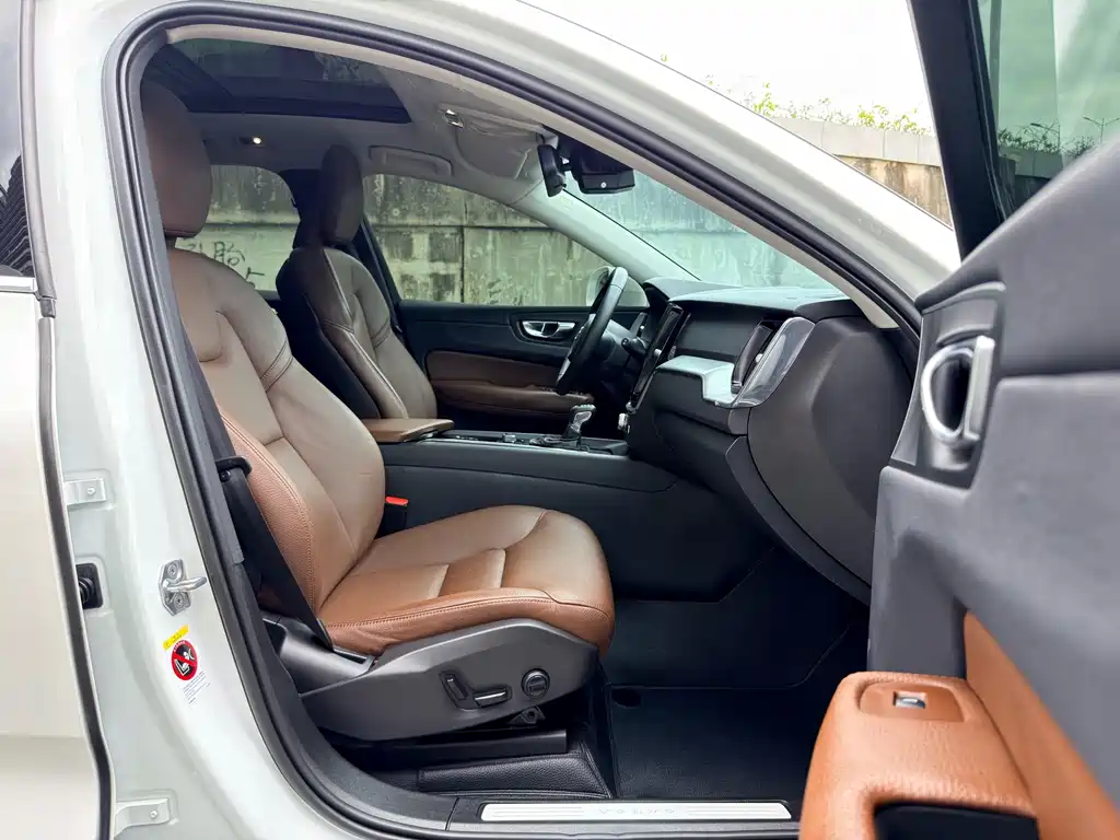 Volvo XC60 — фото 13