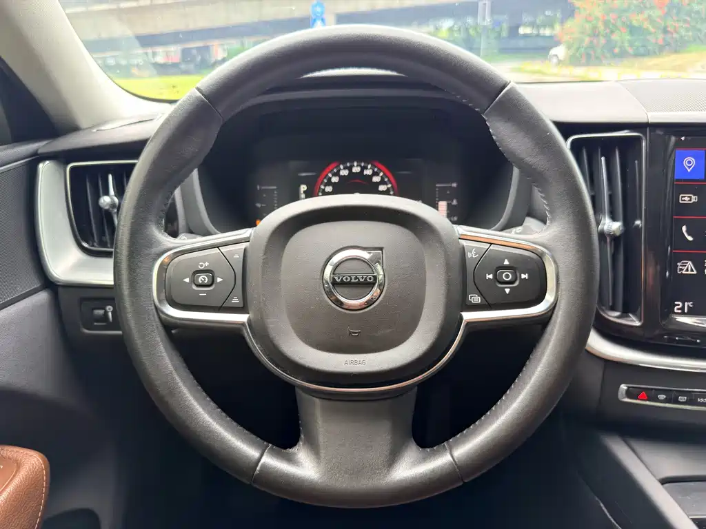 Volvo XC60 — фото 15