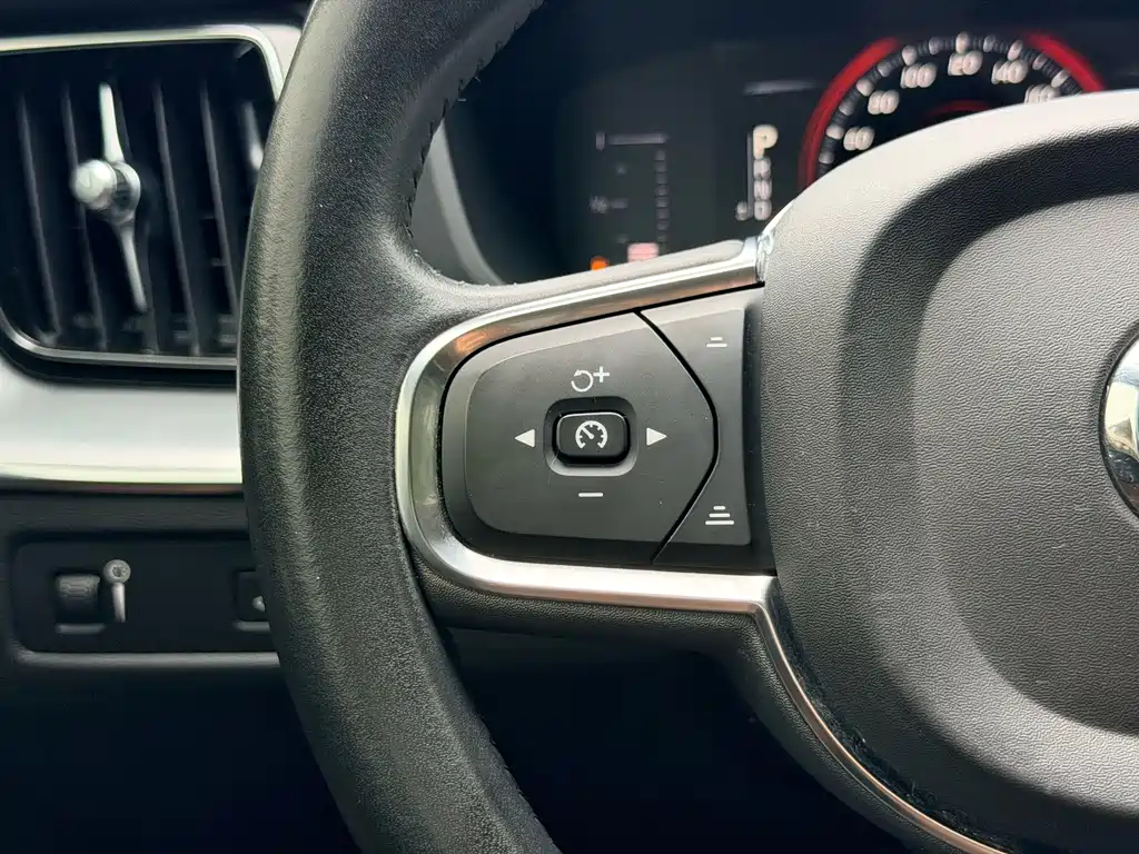 Volvo XC60 — фото 16