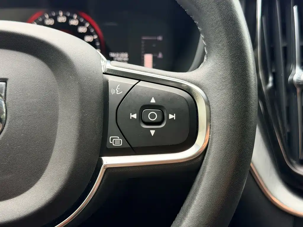 Volvo XC60 — фото 17
