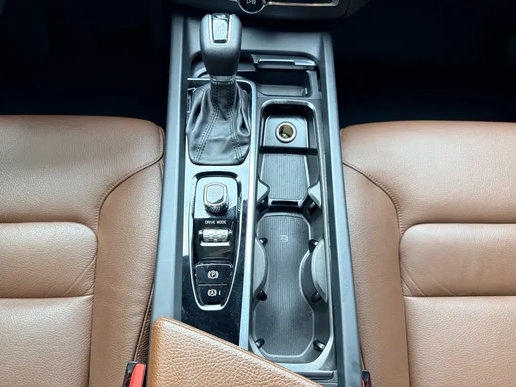 Volvo XC60 — фото 21