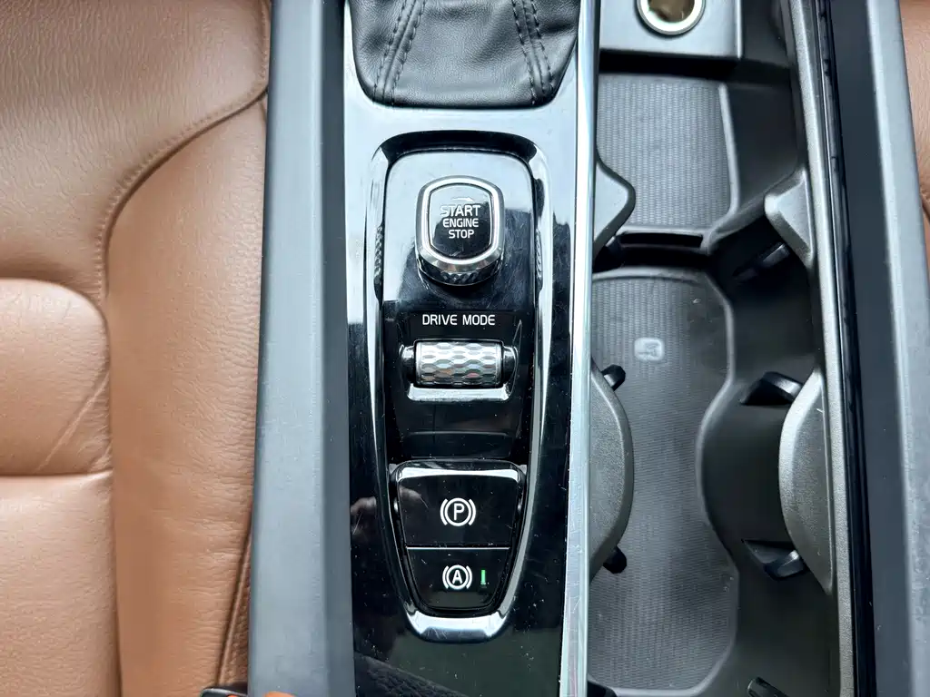 Volvo XC60 — фото 22