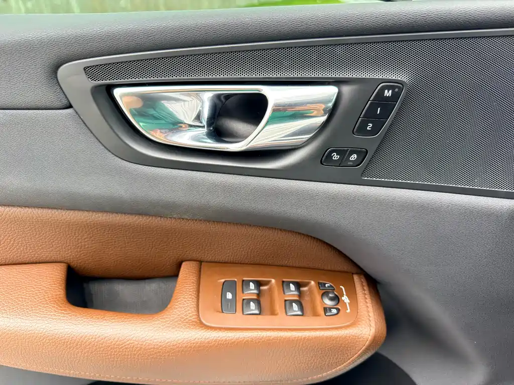 Volvo XC60 — фото 25