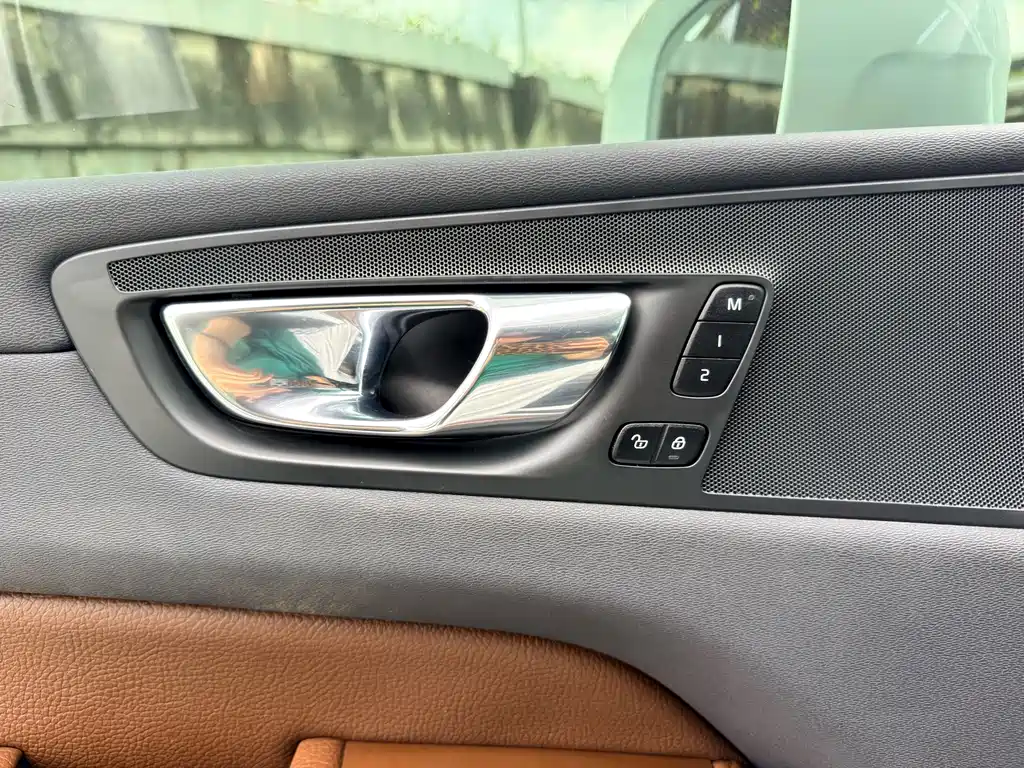 Volvo XC60 — фото 26