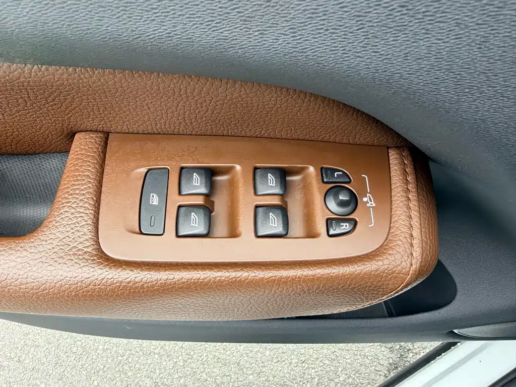 Volvo XC60 — фото 27
