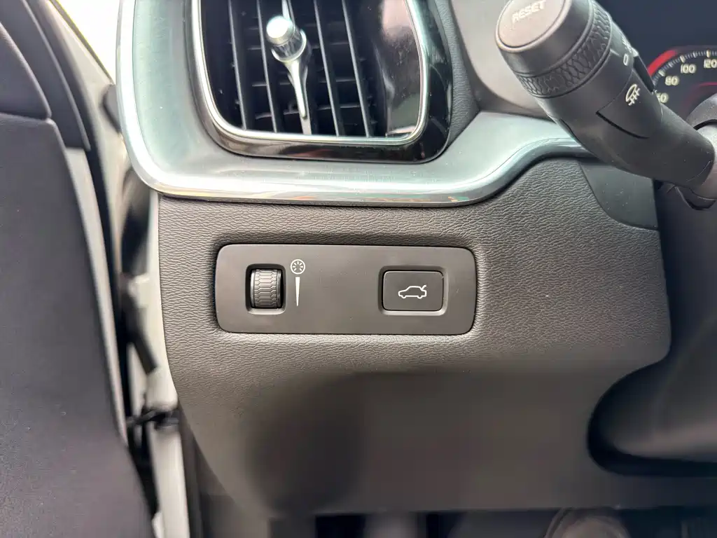Volvo XC60 — фото 28