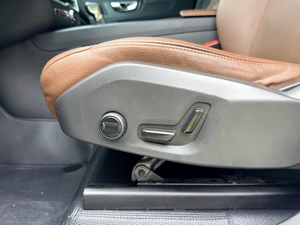 Volvo XC60 — фото 29