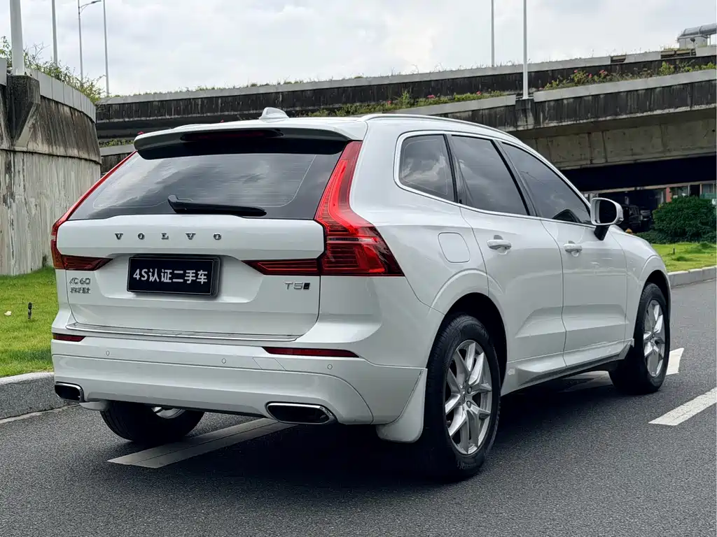 Volvo XC60 — фото 5
