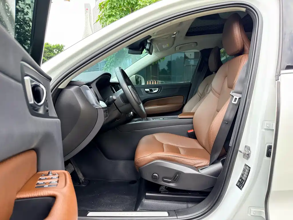 Volvo XC60 — фото 10