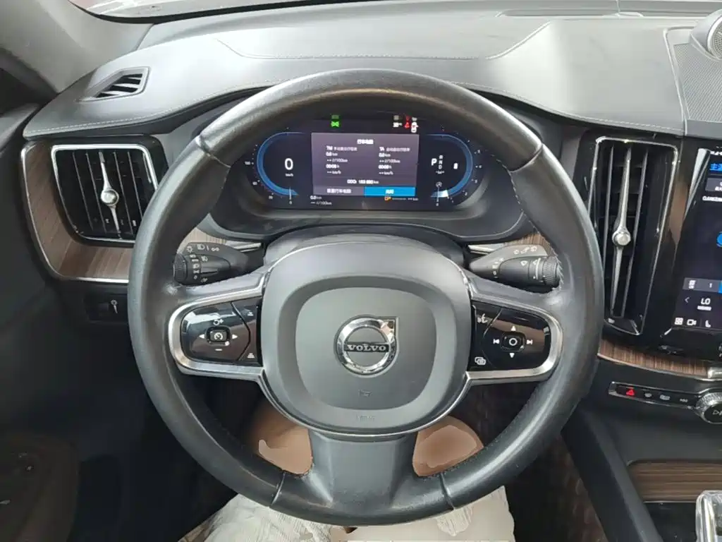 Volvo XC60 — фото 11