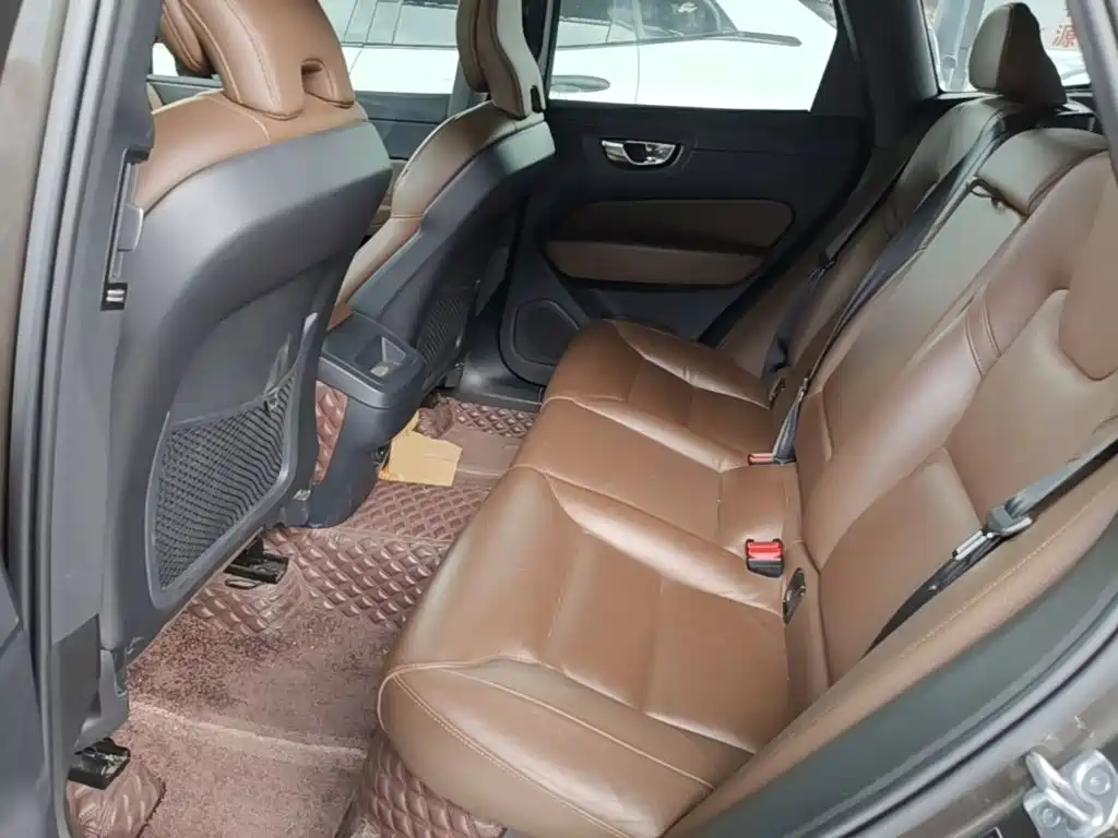 Volvo XC60 — фото 17