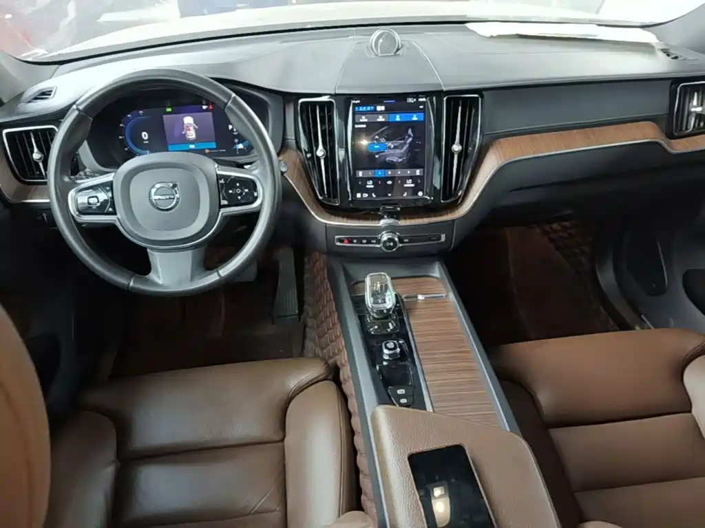 Volvo XC60 — фото 10