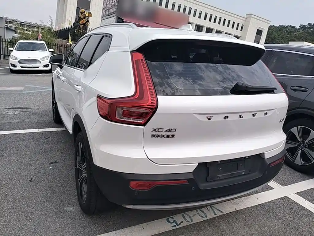 Volvo XC40 — фото 5