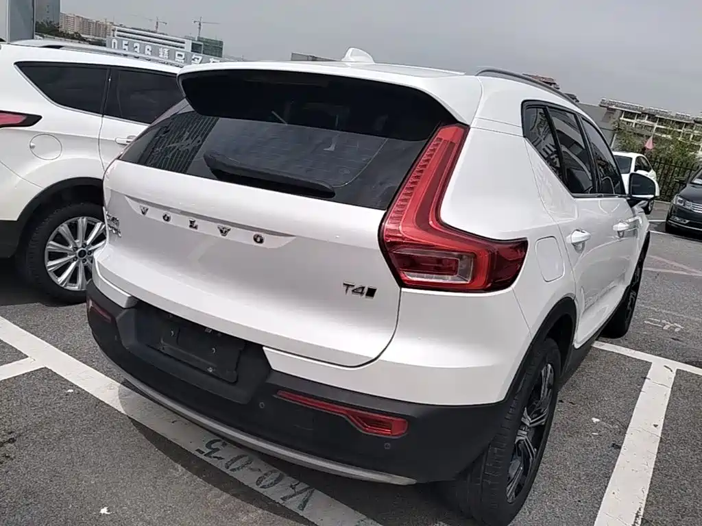 Volvo XC40 — фото 7