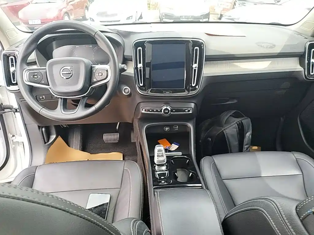 Volvo XC40 — фото 10