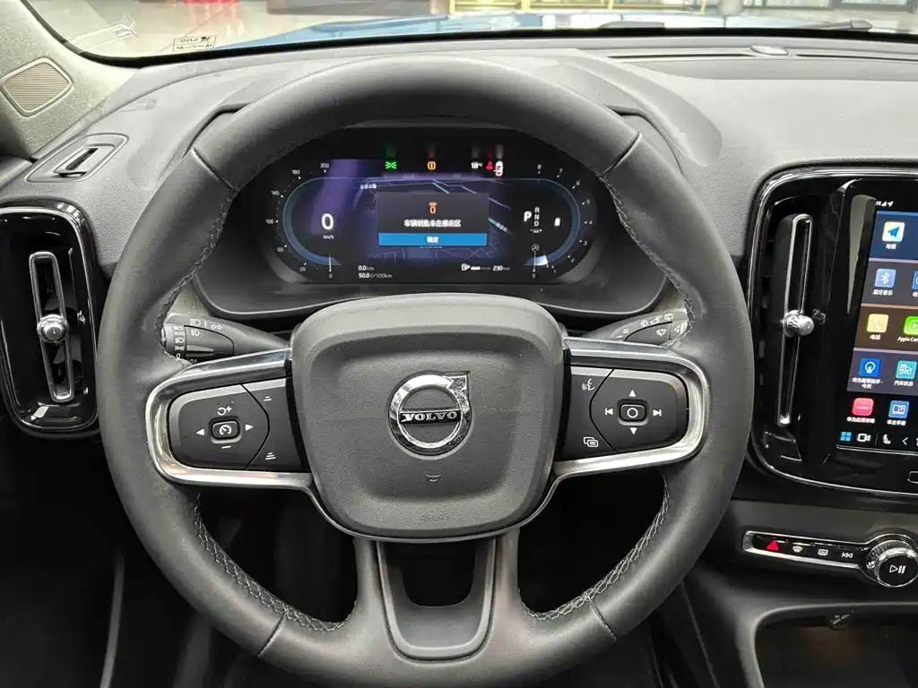 Volvo XC40 — фото 3