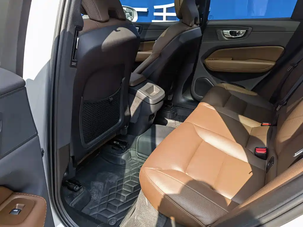 Volvo XC60 — фото 11