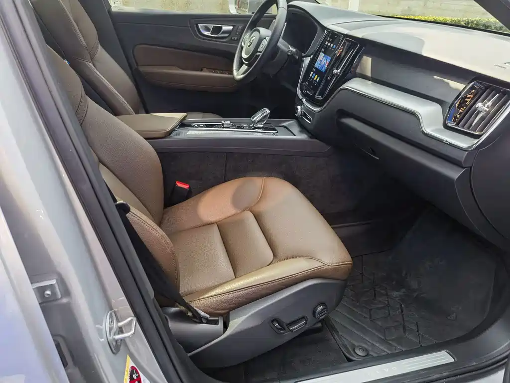 Volvo XC60 — фото 17