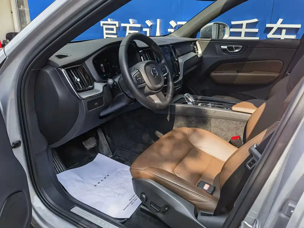 Volvo XC60 — фото 10