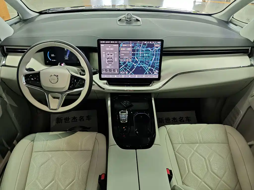 Volvo EM90 — фото 11