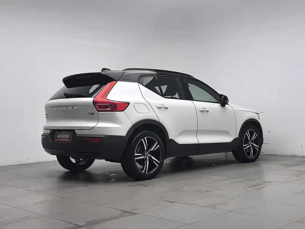 Volvo XC40 — фото 2