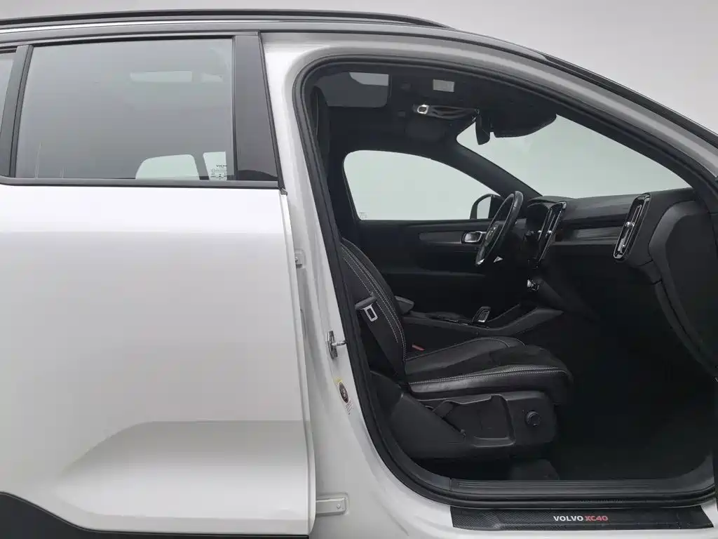 Volvo XC40 — фото 23
